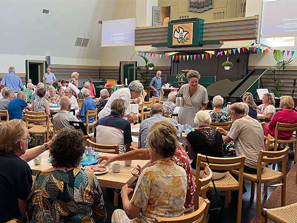 Leden vrienden belangstellenden - Kerkzaal met mensen