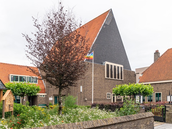 DGA Kerktuin met bloemen en insectenhotel