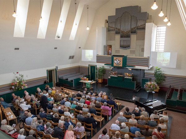 Leden vrienden belangstellenden - Kerkzaal met mensen - Wie zijn wij
